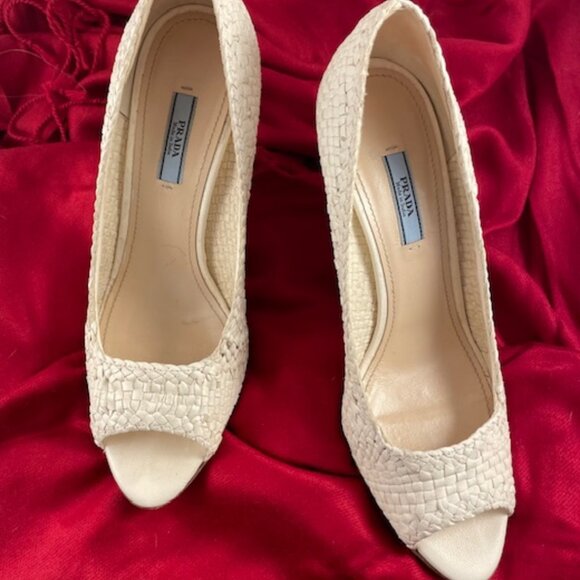 Prada Intreccio Madra Ivory Woven Peep toe pump, size 8, superb condition. - Picture 2 of 3